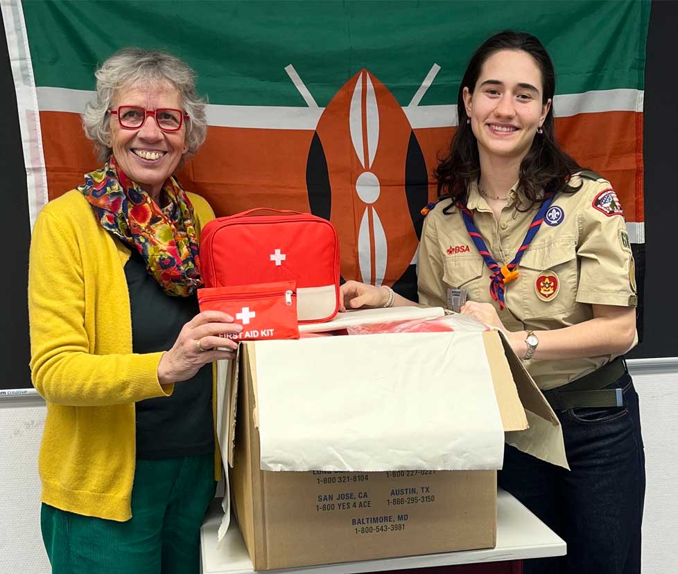Foto: Barbara Jirout und Frau Kannen-Schmidt bei der Überreichung der Erste-Hilfe-Taschen