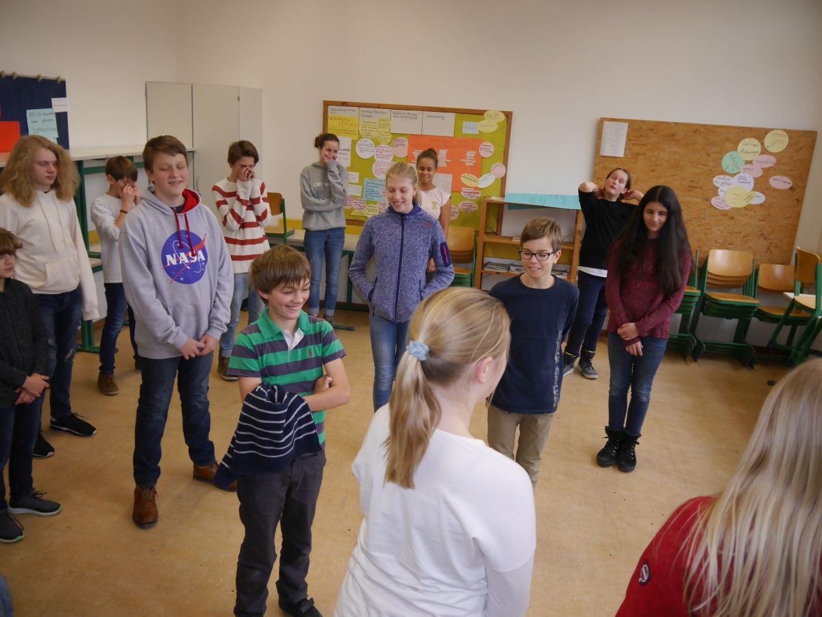 In Übungen zur Selbstwahrnehmung erfuhren die Schülerinnen und Schüler die Bedeutung von Harmonie und Disharmonie.